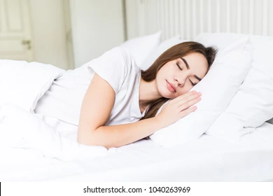 側睡女性配戴客製睡眠耳塞安穩入睡